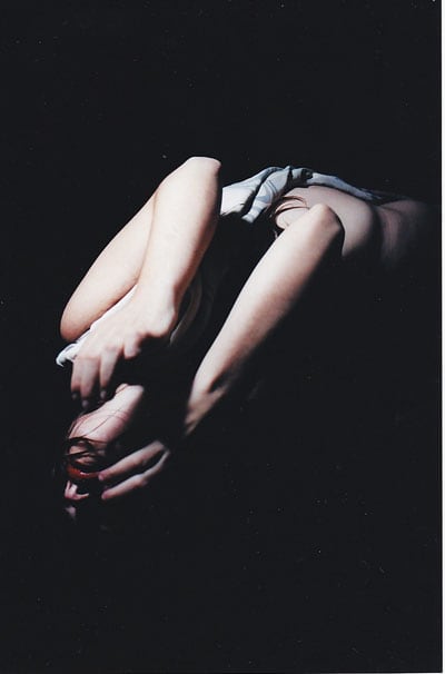 Aufnahme einer Performerin in Bewegung, Spiel mit Licht und Schatten, rote Lippen