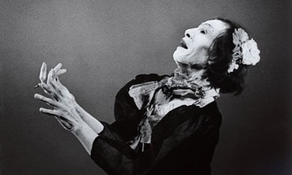 Weißgeschminkter Butoh-Tänzer weiblich gelesen