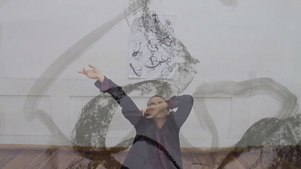 Fotocollage mit Frau und Gemälden