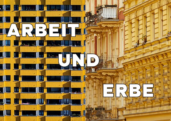 Der Text “Arbeit und Erbe” erscheint in Großschrift in Weiss. Das Hintergrundbild ist in der Mitte geteilt. Links, hinter der Wort “Arbeit” ist der Hintergrund ein Bild von einem Sozialwohnungbau mit gelben Balkonen. Rechts, hinter der Wort “Erbe”, befindet sich ein Bild von hochwertigen, frischsanierten Berliner Altbauten, auch gelb gestrichen.