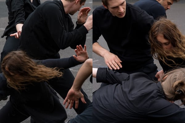 Dieses Foto besteht aus zwei ähnlichen vertikalen Bildern, die nebeneinandergesetzt wurden. Es zeigt vier Personen in schwarzer Kleidung, die sich energisch bewegen. Die meisten Gesichter sind verdeckt – einige durch Arme, andere abgewandt, und eines teilweise durch wehendes Haar verdeckt. Der Hintergrund besteht aus grauem Asphalt.